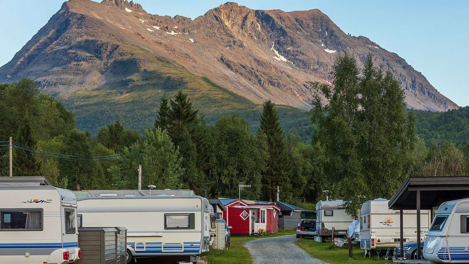 Rader med campingvogner på en campingplass i Hatteng i Troms
