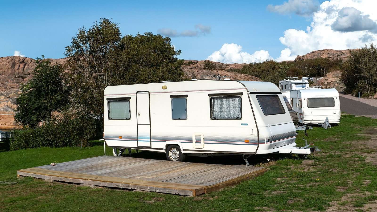 Brukt campingvogn parkert på en campingplass